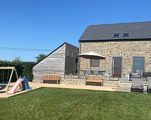 Kindvriendelijke buitenruimte bij Maison de l'amiti, vakantiehuis in Houffalize, Ardennen, met speeltoestellen.