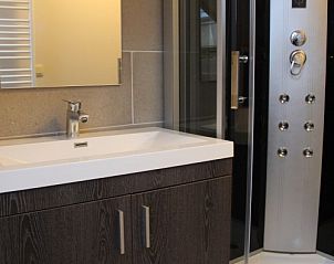 Stijlvolle badkamer met inloopdouche in Maison de l'amiti, vakantiehuis in de Ardennen, Houffalize, Belgi.