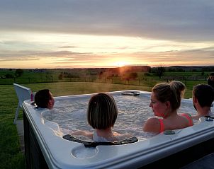 Ontspannen in de jacuzzi bij zonsondergang in Maison de l'amiti, vakantiehuis in de Ardennen, Houffalize.