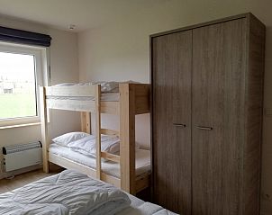 Ruime slaapkamer met stapelbedden in Maison de l'amiti, vakantiehuis in de Ardennen, Houffalize, ideaal voor gezinnen.
