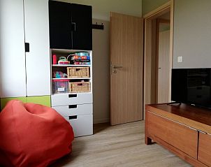 Speelkamer met speelgoed en tv in Maison de l'amiti, een vakantiehuis in de Ardennen, Houffalize, perfect voor kinderen.