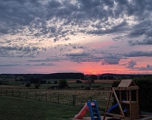 Adembenemende zonsondergang bij het speelgedeelte van Maison de l'amiti, vakantiehuis in de Ardennen, Houffalize.