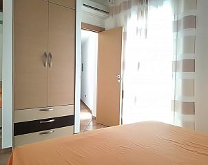 Villa Verdemare in Noto, Sicili biedt een serene slaapkamer in een charmant vakantiehuis.