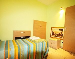 Vakantiehuis Villa Verdemare in Noto, Sicili, biedt een sfeervolle slaapkamer met modern interieur en rustgevend licht.