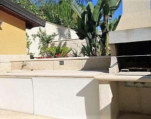 Villa Verdemare in Noto, Sicili biedt een uitnodigende buitenkeuken, ideaal voor een ontspannen vakantiehuiservaring.