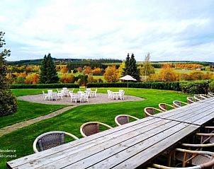 Uitzicht vanaf het terras van Berismenil Gardens vakantiehuis, omgeven door natuurlijke schoonheid in de Ardennen, Belgi.