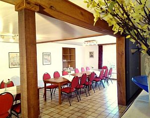 Sfeervolle eetruimte in Berismenil Gardens vakantiehuis, gelegen in de rustgevende Ardennen, Belgi.