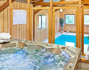 Wellnessruimte met jacuzzi en zwembad in Berismenil Gardens vakantiehuis, La Roche-en-Ardenne, Ardennen, Belgi.