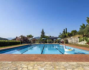 Zwembad met uitzicht op de heuvels bij Residence Al Foionco, een vakantiehuis in San Macario, Toscane, Itali.