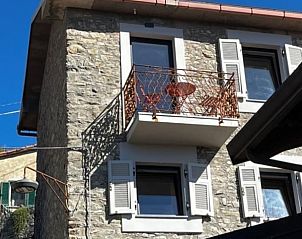 Authentiek stenen balkon van Villecchiamo in Tresana-Villecchia, een betoverend vakantiehuis in Toscane.
