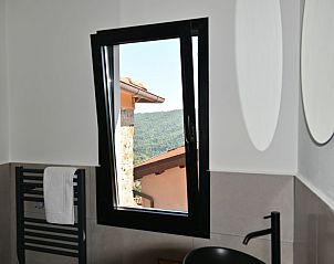 Villecchiamo in Toscane biedt een prachtig uitzicht op de heuvels vanuit de moderne badkamer.