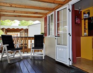 Veranda van een stacaravan in Viareggio, Toscane, Itali, biedt een serene plek om te ontspannen te midden van de natuurlijke omgeving.