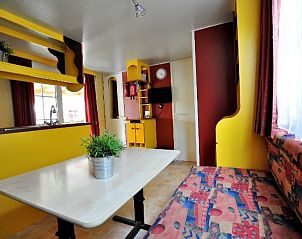 Comfortabele stacaravan in Viareggio, Toscane, Itali, met uitnodigende woonkamer voor een heerlijke vakantie.