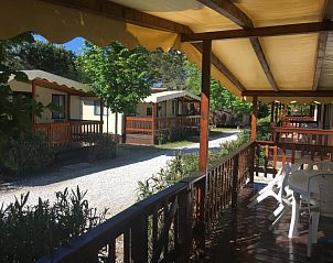 Buitenzitje van Chalet Toskane aan zee in de buurt van Pisa, met rustgevende natuur in Viareggio, Toscane.