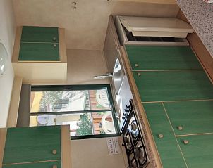 Keukeninterieur van Toscachalets, vakantieverblijf in Viareggio, omgeven door natuur.