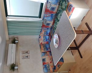 Vakantiehuis Toscachalets in Toscane, Viareggio. Knusse zithoek met bank en tafel, ideaal voor ontspannen momenten.