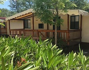 Ontdek Toscachalets in Viareggio, Toscane, een chalet met uitnodigende veranda, perfect voor een serene vakantie.