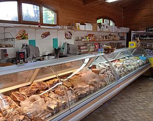 Verken de charmante winkel vol Italiaanse specialiteiten bij Comfort campingchalet Paradiso 028 in Viareggio, Toscane, perfect voor een smaakvolle vakantie.