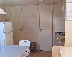 Compacte keuken en eetruimte in Campingchalet Toscane, Viareggio, perfect voor een vakantie aan zee in Toscane, Itali.