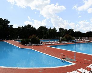 Ontspan bij het zwembad van het Comfortabel familie chalet met veranda in Capannole, Toscane, omringd door natuur.