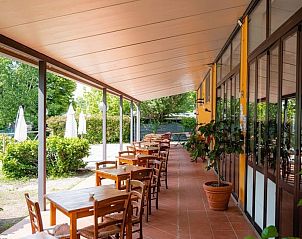 Veranda van het Comfortabel familie chalet in Toscane met uitzicht op groene omgeving, perfect voor een ontspannen verblijf.
