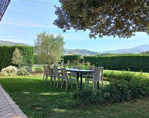 Buitenruimte bij Casa Giglio, een vakantiehuis in Castiglion Fiorentino, Toscane, omgeven door natuur en heuvels.