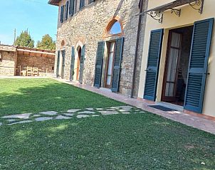 Ontdek Casa Giglio in Castiglion Fiorentino, Toscane, een vakantiehuis met authentieke stenen architectuur en groene omgeving.