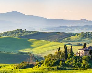 Ontdek de schoonheid van Toscane vanuit Casa Giglio, een vakantiehuis in Castiglion Fiorentino met uitzicht op glooiende heuvels.
