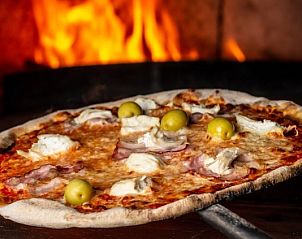 Proef de smaak van Itali met versgebakken pizza bij Casa Giglio, een idyllisch vakantiehuis in Toscane's Castiglion Fiorentino.