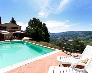 Casa al Pino in Riparbella biedt een prachtig zwembad met uitzicht op de Toscaanse heuvels, ideaal voor een ontspannen vakantie.