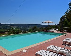 Casa al Pino in Riparbella, Toscane, biedt een serene zwembadervaring met panoramisch uitzicht op de omringende natuur.