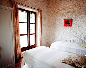 Charmante binnenruimte van Casa al Pino, Toscane, met authentieke decoratie en toegang tot het terras.