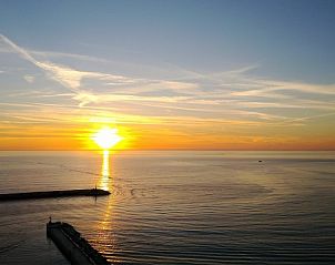 Zonsondergang over de kust bij Stacaravan - Mobilehome aan Zee - Viareggio, Toscane, biedt een betoverend uitzicht op de Italiaanse horizon.