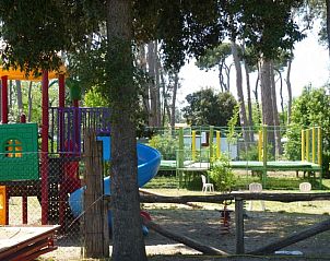 Gezinsvriendelijke speeltuin naast Stacaravan - Mobilehome aan Zee in Viareggio, Toscane, ideaal voor kinderen en ontspanning.