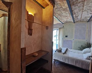 Authentieke slaapkamer in Casale LA MEMORIA, vakantieverblijf in Saturnia, Toscane, met traditioneel plafond en serene ambiance.