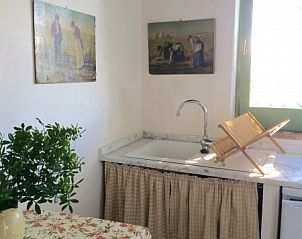 Authentieke keukenruimte in Casa Maremma, vakantiehuis in Marsiliana, Toscane, met vintage details en zonnige ambiance.