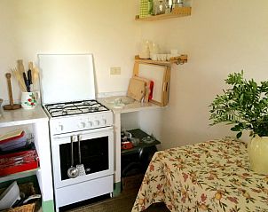 Sfeervolle keuken van Casa Maremma, gelegen in Marsiliana, Toscane, biedt een warme ambiance en praktische faciliteiten.