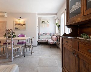 Stijlvolle woonkamer in Huisje in Lamporecchio, Itali, met klassieke meubels en uitnodigende ambiance.