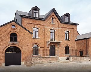 Voorzijde van La Pastourelle vakantiehuis in Durbuy, met karakteristieke bakstenen gevel in de Ardennen.