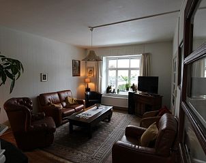 Gezellige woonkamer in Vakantiewoning te Marcouray 6p, vakantiehuis in de Ardennen, met comfortabele leren banken en sfeervolle inrichting.