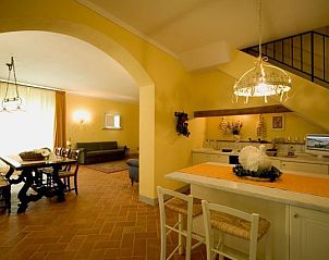 Interieur van Borgo della Mela in Montaione, Toscane; vakantiehuis met uitnodigende keuken en eetruimte.