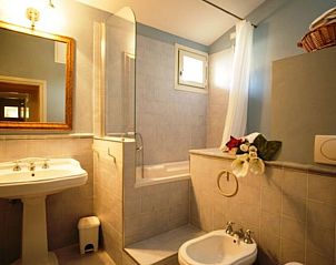 Comfortabele badkamer van Borgo della Mela, vakantiehuis in Montaione, Toscane, met klassieke inrichting.