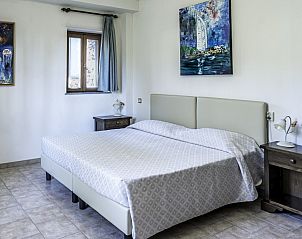 Gezellige slaapkamer in Alfoionco, San Macario, Toscane, met kunstzinnige decoratie en een ruim tweepersoonsbed.