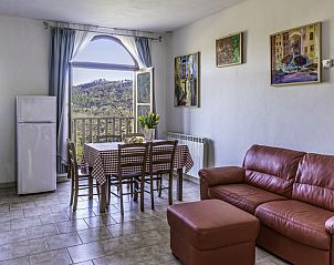 Uitzicht vanuit de woonkamer van Alfoionco vakantiehuis, San Macario, Toscane, omgeven door Toscaanse heuvels.