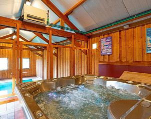 Wellnessruimte met bubbelbad in Berismenil Gardens, La Roche-en-Ardenne, ideaal voor ontspanning in de natuur van de Ardennen.