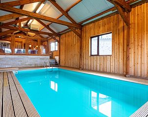 Overdekt zwembad in Berismenil Gardens vakantiehuis, La Roche-en-Ardenne, met houten interieur en veel natuurlijk licht.