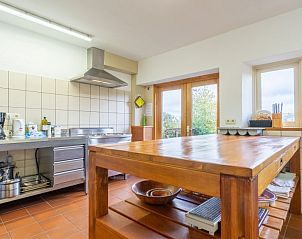 Moderne keuken in Berismenil Gardens vakantiehuis, La Roche-en-Ardenne, met ruime werkruimte en uitzicht op de groene omgeving.