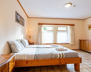 Gezellige slaapkamer met tweepersoonsbedden in Berismenil Gardens, La Roche-en-Ardenne, ideaal voor een ontspannen verblijf in de Ardennen.