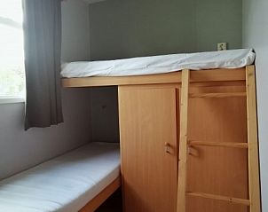 Compacte slaapkamer met stapelbed in stacaravan in Ereze, Ardennen.