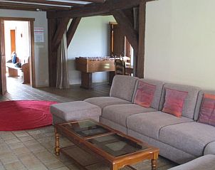 Gezellige woonkamer van Huisje in Anloy, vakantiehuis in de Ardennen, Belgi, met comfortabele zitruimte en rustieke houten balken.